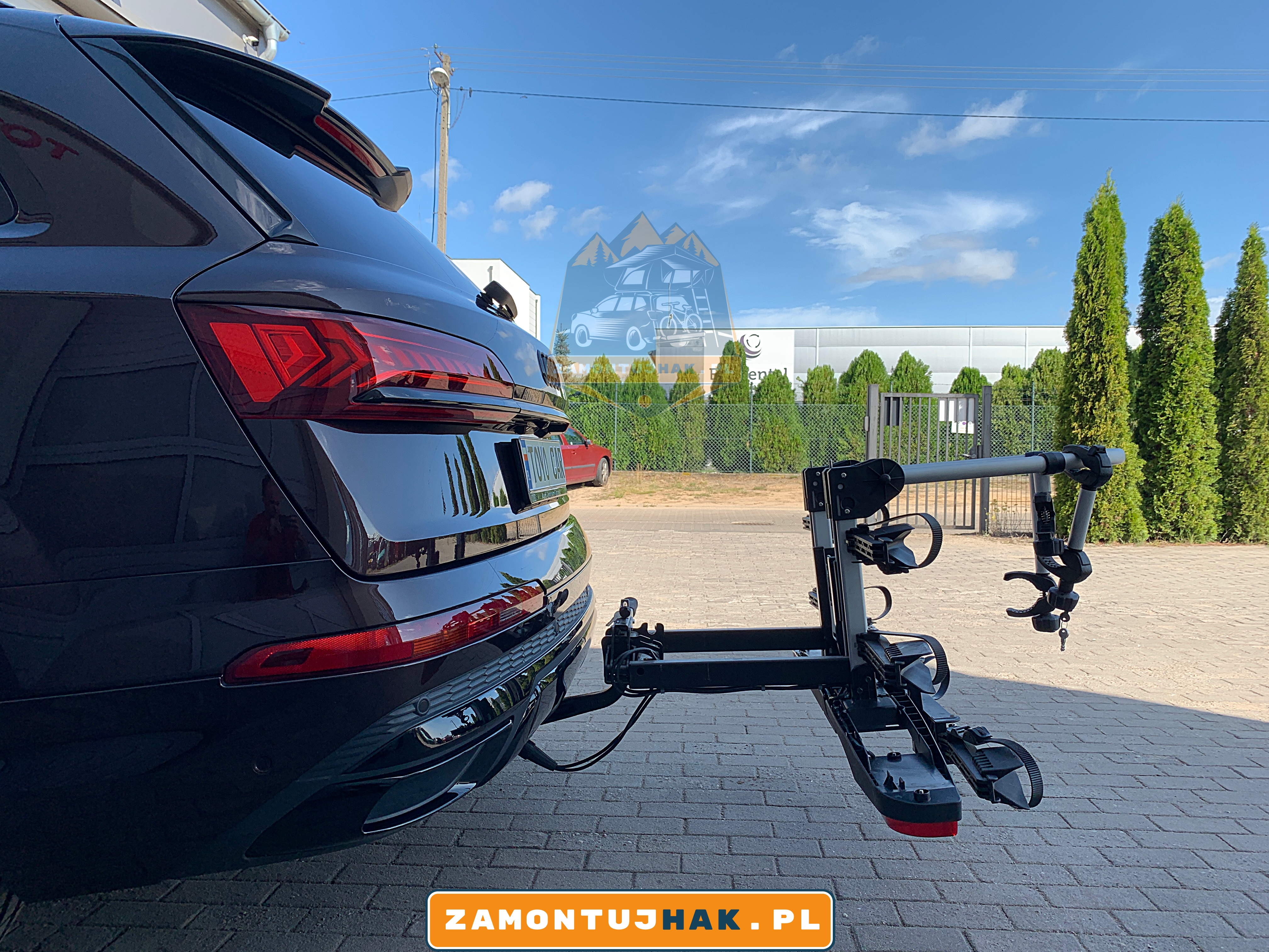 Audi Q7 z zamontowanym bagażnikiem rowerowym Westfalia BC60